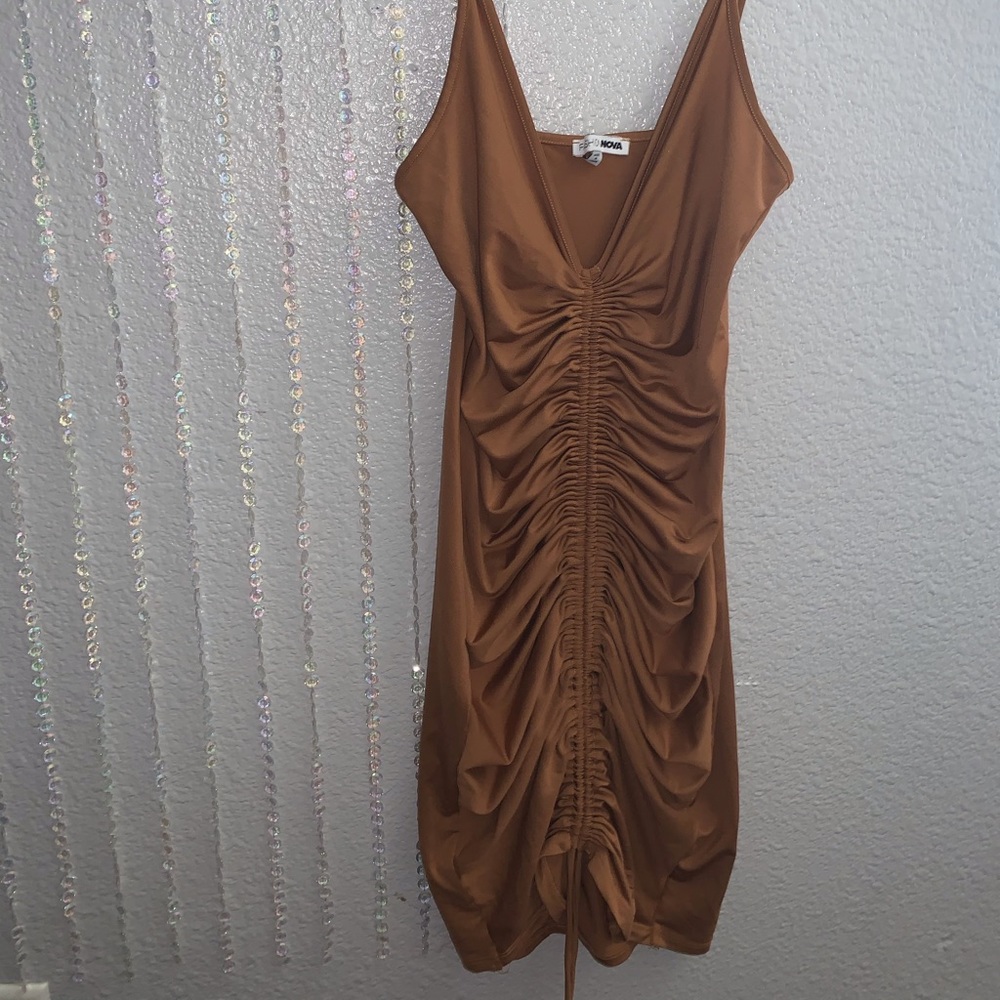 Scrunched up brown mini dress 🤎